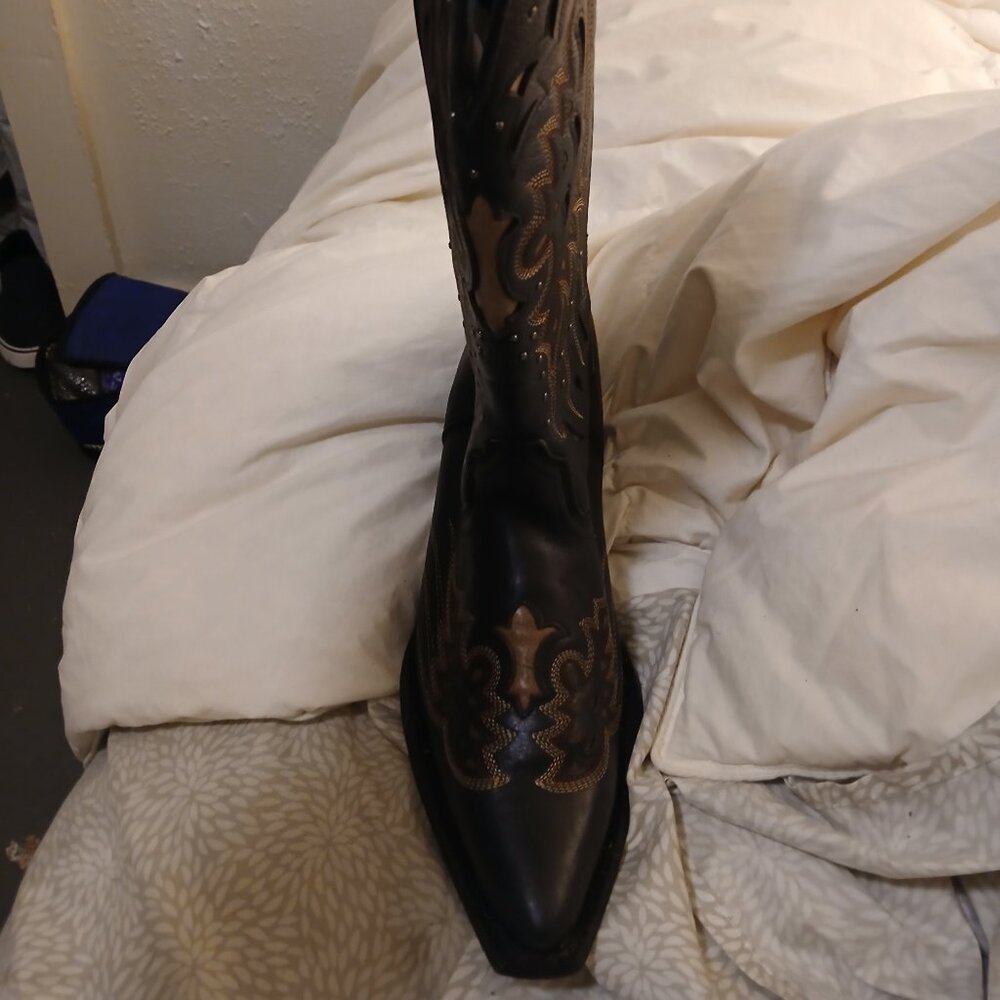 Laredo cowboy boots w brass accents